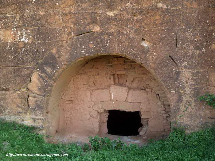 DETALLE DE LA ZONA SUPERIOR DEL VANO, RECONVERTIDO EN BOCA DE HORO DE ALFARERO